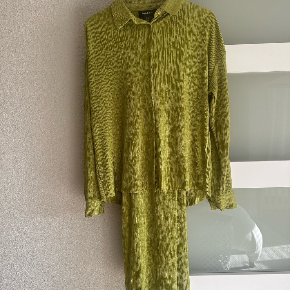Bailey 44 Lime Textured Top